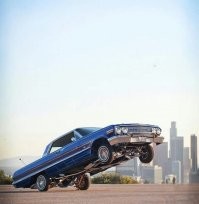 Это скорее всего "прыгающий" лоурайдер
Шины с низким профилем, обычно с наполнителем, маленького диаметра для данного авто, развитые системы "подпружиания" видно...