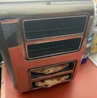 А есть приспособа для ловли пиццы, когда тостер закончив готовить выплюнет её на пол?)