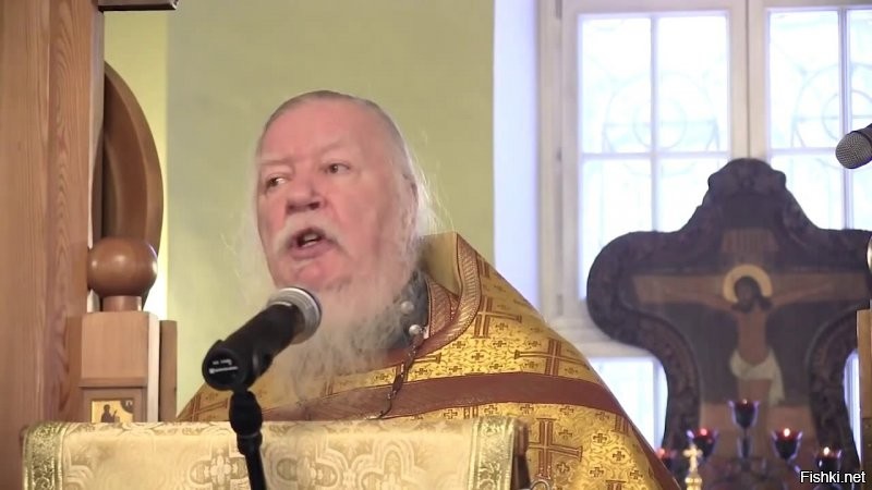 Слышь, псина(с)...
Ты чё несешь...?
У меня между прочим...
Дед в концлагере погиб...
....
С вышки упал, бухой....