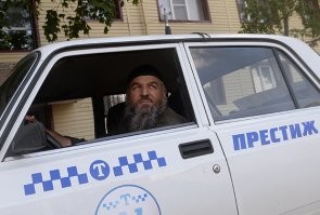 Орангутан катается на гольфкаре