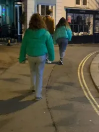 Та что позади ещё и сцыканула малёха.