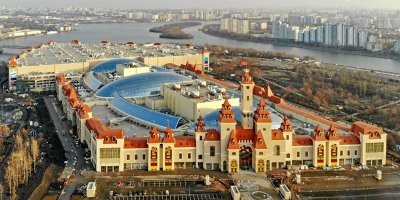 "Там как правило сплошные магазины с сувенирами а развлечений как таковых с гулькин нос, но вход бесплатный"
Что-то мне это напоминает