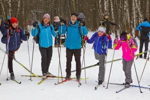 Не нужно представлять, нужно просто пойти и покататься на лыжах.
Не хочешь лыжи, у нас каждом втором дворе залит корт, детвора на одной половине гоняет хоккей, на второй мамы, папы, дети просто на коньках гоняют.
