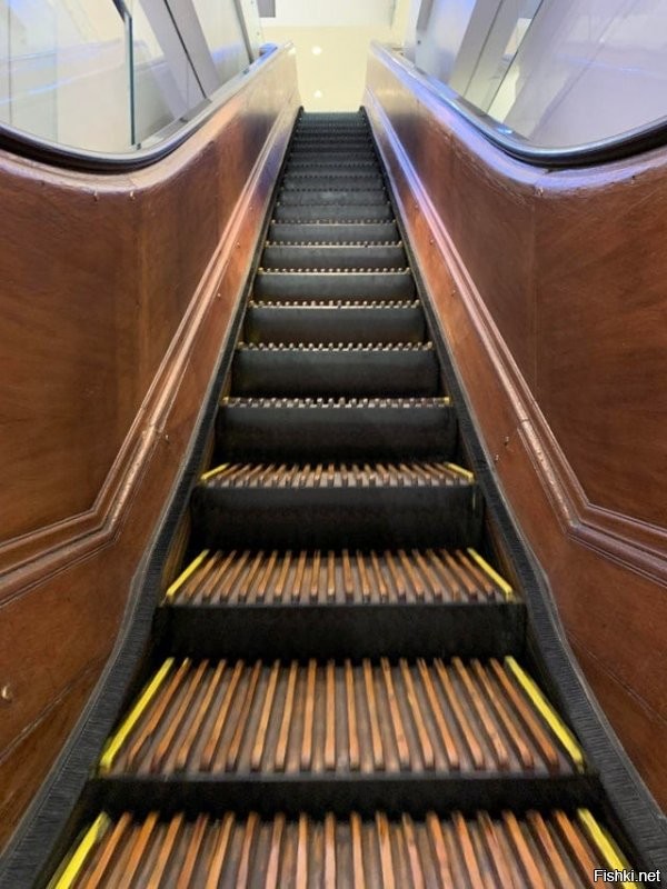 Эти эскалаторы перестали выпускать по всему миру после пожара в лондонском метро в 1987 году. Администрация магазина, где этот эскалатор сохранился должен вдвойне беспокоится о пожарной безопасности