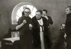 А каким боком тут кадр из фильма Гайдая "Инкогнито из Петербурга" 1977 года?