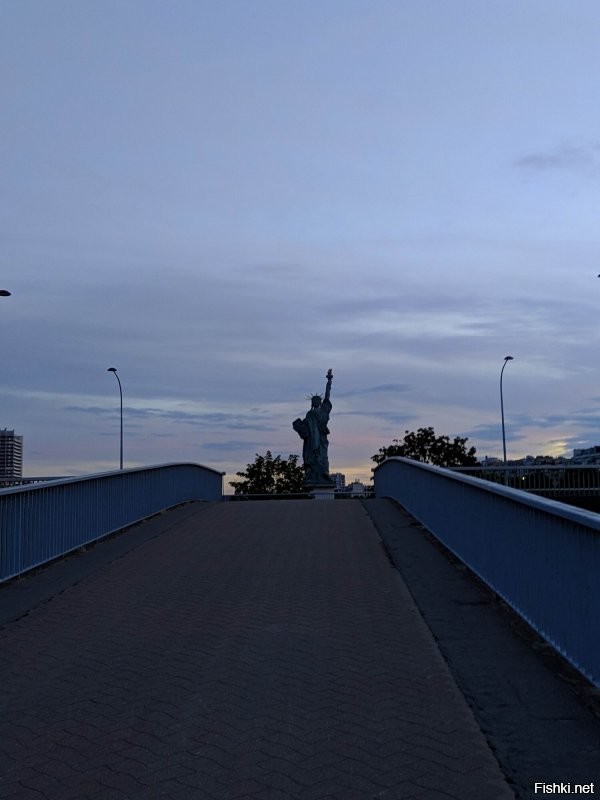 вид на статую свободы с другой стороны моста (с Лебяжьего острова)
