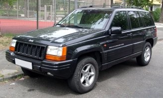 "Чтобы передать необходимую атмосферу 90-х, с улиц пришлось убрать все автомобили старше 95 года."
Может всё же младше 95 года?