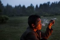 Жарит картофель и курицу на костре.... А кто тут на фото курица,картофель и кто тут костёр? Больше похоже что чувак по "большому" присел и сидит покуривает...