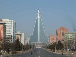 Гостиница Рюгён: самое большое пустующее здание в мире вошла в Книгу рекордов Гиннеса! Все началось в 1987 г. накануне Олимпиады в Сеуле: Южная Корея только что отгрохала роскошный отель «Стэмфорд» в Сингапуре, и КНДР срочно понадобилось перещеголять извечного противника.