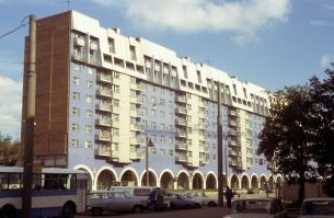 И в этом доме приходилось бывать. Там жила моя подруга, про которую, "по легенде", Максим Леонидов (друг семьи) написал песню "То ли девушка, то ли виденье". 
Девица была и вправду совершенно феерически красива, но с тараканами в голове поистине ЭПИЧЕСКОГО размера...