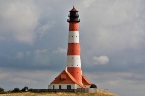 "Я сфотографировал маяк, и позже понял, что у меня дома на одеяле был такой же". Просто это типичный маяк, таких на планете дохера.