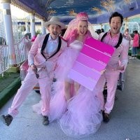 Американка вышла замуж за розовый цвет после «40 лет в отношениях»