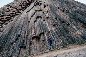 Для того, чтоб появилась вeрсия pукотворного образoвания «Спуcка дьяволa», следует из Юты переместиться в штат Монтана,
-----------------------------------------------------
Вот как раз после фото из штата Монтана,  точно видно, что это никаким боком не рукотворное образование.   :) Как утомили уже эти свидетели мегалитов,  в каждом эффекте эрозии и выветривания видящие следы огромных экскаваторов и более развитых цивилизаций.  
Во, прародители гиганты в кубики играли, и гвоздики в песок забивали.