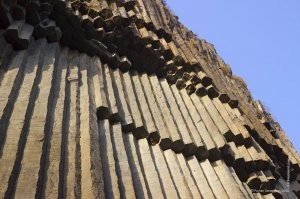 Что ты там ровного увидел?  Абсолютно кривые выходы более плотных пород.   
Смотри, сколько у нас на Подкаменной Тунгуске  рукотворных столбов.   Вот примерно тот-же самый принцип.   И посмотри на вулканические многоугольники,  не правда-ли слишком правильные да? :).