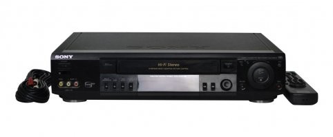 Многие из нас  помнят первые плееры и пейджеры и помнят тот момент когда они превратились в дерьмо мамонта.  А вот видеомагнитафон жалко - это моё детство .