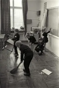 Даже представить страшно, какой бы вой во всех сетях и СМИ подняли современные родители, если бы увидели такую сцену с их деточками.....