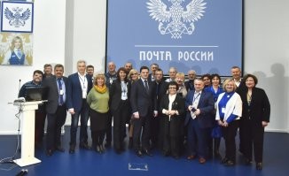 Почта России положила такие низкие оклады, ну в общем просто положила на работников. В итоге в отделении со штатным расписанием в 8 человек работают 2. Люди видят одного - второй на приемке за стеной. Очередь проходишь примерно за час- час двадцать минут. Сволочи из руководства говорят об оптимизации, а на деле посчитайте сколько стоите вы за 1 час.
Ну и логично предположить, что кто-то взрывается от подобных задержек, но нам показывают не проблему, а результат. Этот парень псих, но вы-б послушали как орут в моей почте люди, требуют всех и вся. Матом взрываются и уходят не получив услуг.
p.s.
Чистая прибыль "Почты России" по МСФО за 2020 год выросла в 3,2 раза и достигла 3,4 млрд руб. Консолидированная выручка составила 210,7 млрд руб., что на 1,9% больше, чем в 2019 году.
p.s.s.
примерно 13-15 тысяч зарплата. Центр Петербурга.