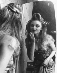 А рабочий думает,вот пойду на вечеринку сегодня и как сниму эту...