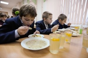 весь пост создавался чтоб показать выставочные фото обедов из разных стран мира и показушные макароны из российской школы. 
не имею привычки фоткать еду до того как ее съесть поэтому просто рандомные фото школьных обедов и завтраков из Российских школ