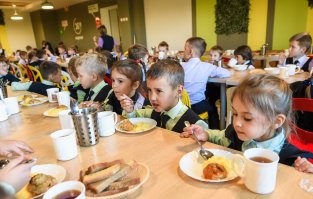весь пост создавался чтоб показать выставочные фото обедов из разных стран мира и показушные макароны из российской школы. 
не имею привычки фоткать еду до того как ее съесть поэтому просто рандомные фото школьных обедов и завтраков из Российских школ