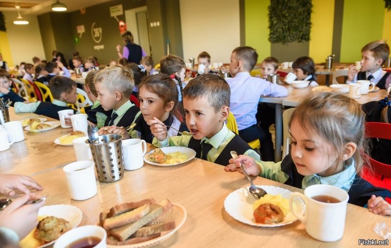 весь пост создавался чтоб показать выставочные фото обедов из разных стран мира и показушные макароны из российской школы. 
не имею привычки фоткать еду до того как ее съесть поэтому просто рандомные фото школьных обедов и завтраков из Российских школ