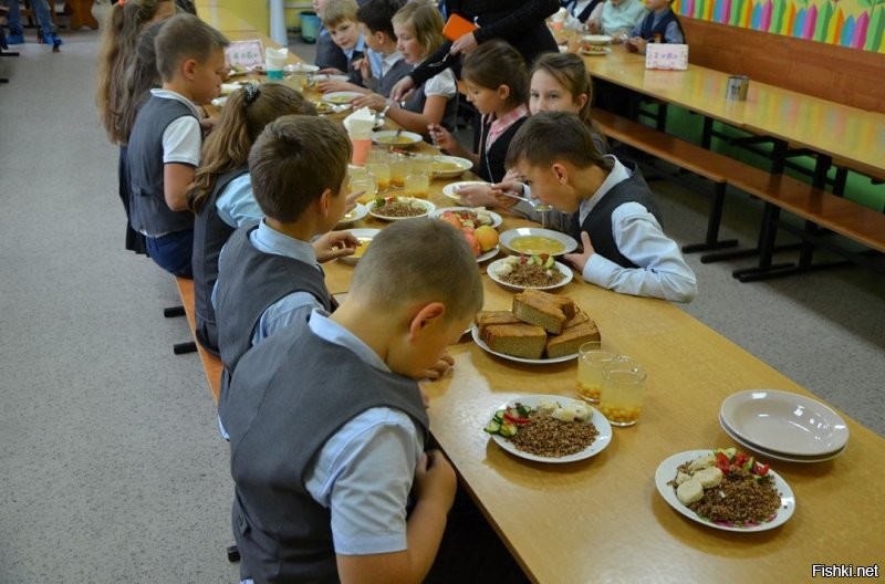 весь пост создавался чтоб показать выставочные фото обедов из разных стран мира и показушные макароны из российской школы. 
не имею привычки фоткать еду до того как ее съесть поэтому просто рандомные фото школьных обедов и завтраков из Российских школ