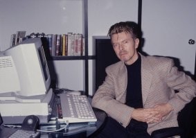 За компом сидит музыкант Дэвид Боуи и шарит по BowieNet.