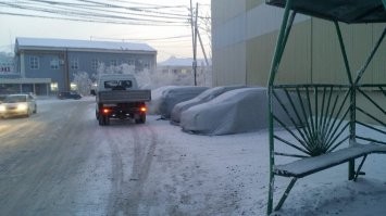 В Якутске можно ездить на любых машинах и при -60, другое дело - как их "хранить заглушенными в течении рабочего дня. (Якутск, фото сделаны сегодня, днём -32(С))