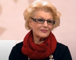 Товарищи, я  только сейчас узнал, что великолепный режиссёр Светлана Дружинина, снявшая фильмы "Гардемарины", "Тайны дворцовых переворотов" и прочие, это и есть та сама Анфиса из фильма "Девчата"!