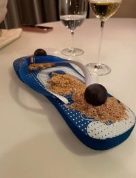 Я думаю это тапок повара!
Он разулся, что бы ноги в компоте помыть, а тапки на столе оставил, вот поварята и выложили десерт)))