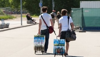 Не только, они ещё на паромах катаются, там где дутики есть. А вот так они сходят на берег.