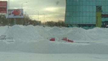 Вид из окна с рабочего места. Два дня были перекрыты почти все дороги. Да и сегодня еще не все открыли. Дорожников уже просто жалко, работают сутками.  И на подходе еще один буран... Если будет такой-же, то уже и не знаю когда откопаемся.