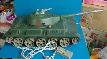 Мой брат младший летом с горки на таком катался, естественно без башни уже и гусениц. Но колёса держались стойко.
