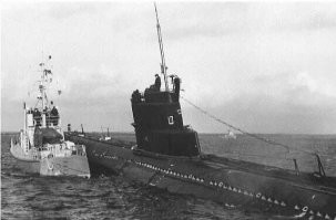 Аффтор - идиот! На фото ДЭПЛ проекта 877, а должна быть проекта 613! И дело было так:
27 октября 1981 года С-363 села на мель в территориальных водах Швеции близ военно-морской базы Карлскруна, в районе которой в это время шведами проводились испытания новых торпед. Лодку сняли с камней шведские спасатели, после чего 7 ноября 1981 года она вернулась на базу своим ходом. После этого С-363 в шутку начали называть "Шведский Комсомолец".
В 1991 году служивший на С-363 Василий Беседин в интервью шведскому корреспонденту утверждал, что советские моряки имели приказ взорвать лодку со всем экипажем при попытке взять её на абордаж.
Сообщение ТАСС «О происшествии с советской подводной лодкой», опубликованное 6 ноября 1981 года, гласило:
    В ночь с 27 на 28 октября сего года советская дизельная подводная лодка № 137, совершая обычное учебное плавание в Балтийском море, вследствие выхода из строя навигационных приборов и возникновения в связи с этим ошибок в определении места, в плохую видимость сбилась с курса и села на мель у юго-восточной оконечности Швеции.
    В настоящее время подводная лодка снята с мели шведскими спасательными судами и стоит на якоре в безопасном месте. Ведутся переговоры со шведскими властями о выводе подводной лодки за пределы территориальных вод Швеции.
Подробнее о инциденте и его последствиях можно прочитать в журнале "Морской сборник" №1 1993 г. стр. 9 ("Долгие последствия одного инцидента").
На фото ДЭПЛ С-363 на камнях около шведской военно-морской базы "Карлскруна"