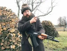 Это не бабушка. Кажется я уже видел это фото. Кто-то из Стерлиговых. Вон у главы эта же «сайга».