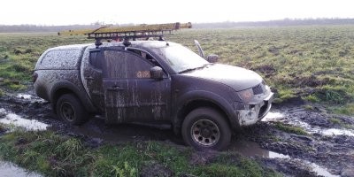 не всегда даже он спасает. особенно после слов - "я знаю короткую дорогу! вот тут направо сверни!"...
(на фото - служебный пикап, полный привод, механика, все блокировки...)