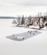 Повезло людям , у нас что то подобное было в Юрмале , все радовались катались и чистили это все , в позапрошлом году на горизонте появилась тетя и сказала что это ее земля и даже бумаг не показала , через пару недель приехала техника , озеро откачали , вбили сваи , самое печальное было это когда я видел что в этом озере были и карпы и красноперка и окунь :) мужики кто сливал озеро набрали мешками этой рыбы а я дурак то на море ходил рыбачить то на ближайшие озера , кстати не долго музыка играла они хоть и засыпали озеро но вода опять появилась :)