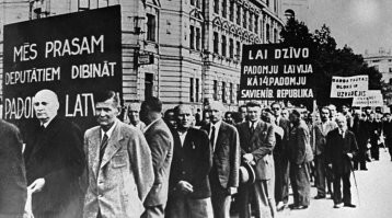 Ну так наверное, подчистили слегка для публикации и лучшей читабельности. Тоже обратил на это внимание.

Но подобных плакатов и демонстраций с ними тогда море было.