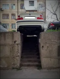 Так и хочется какой-то шланг или проводок там дёрнуть снизу. Так и напрашивается.