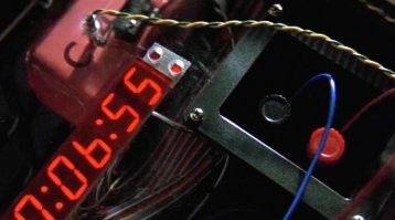 Подельникам хвастайся,  хочешь как Зодиак отправляй письма в ФБР и глумись над ними, или заказчику расскажи как ты  хорош. Но на самом деле, никто и никому не будет излагать свои преступные планы, не только потому что есть шанс что их сорвут, а и для того чтоб лет через 5, после успешной делюги, когда ты жируешь на деньги полученные преступным путём, к тебе не пришли копы, которые наконец таки распутали твою цепочку злодеяний, не без помощи тех лиц, которым ты когда-то имел неосторожность сболтнуть лишнего.  
Настоящие секретные операции - навсегда остаются секретными.
Тоже самое с таймерами на бомбах и красными огоньками. Никто не будет вешать на бомбу таймер с которого доходчиво понятно, сколько времени осталось до детонации, и уж тем более лупить провода разных цветов, чтоб был выбор перерезать красный или жёлтый.  Если провода и будут, и будет какой-то шанс до них добраться сапёру (что маловероятно, ибо больштинство бомб закладывается на неизвлекаемость.. пошевелил ты её, дотронулся - и взрыв) то все провода будут одного цвета. И их будет целая куча, какие-то нужные какие то лишние, какие-то триггеры детонации. В идеале магнитная рамка + ИК датчик.. и если к бомбе приближается сапёр, или магнитное поле изменяется на запрограмированную величину - происходит подрыв.)
Понятно что фильмы снимаются для детей и подростков, ибо это ЦА. Но взрослому уже такое смотреть невыносимо, ибо мало того что злодеи ведут себя по идиотски, разжёвывают свои мотивации, не давая зрителю самому догадаться, что и зачем, так ещё уровень технического исполнения многих злодейский устройств, курам на смех.. даже не человеку со спец подготовкой, или инженерным образованием, а любому кто до 10 класса доучился, и не особо прогуливал.
Хороший фильм, это тот где злодей неизвестен до самого конца, статистов мочат направо и налево, непонятно что происходит, а в финале, герой, неимоверными усилиями умственного напряжения, разведывательной работы и благодаря удаче - в последний момент осознаёт кто за всем этим стоит, и как-то решает ситуацию. А если с твистстом , так оказывается что главный злодей и есть ГГ, который всё делал по спланированному сценарию, не столь очевидно чтоб зритель догадался, и в конце фильма, оказывается, что человек которому мы сопереживали и надеялись что он поймает плохиша - и есть сам плохиш, и пока мы 2 часа в кинозале морщили мозг, кто из актёров в фильме - этот злобный гений, который так ловко обходит ГГ и все силовые структуры , поэтапно выполняя свой злодейский план, истинную цель которого невозможно понять, пока все этапы не выполнены, и им оказывается тот, на кого мы 2 часа подряд смотрели в упор, но и мысли себе не допускали что  этот парень и есть само  зло. :)
Название фильма говорить не буду, ибо людям смотреть будет уже не интересно.
