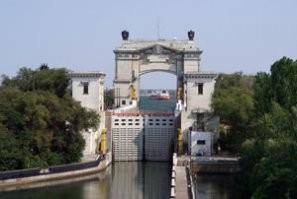 Ворота шлюза - вот карусель, которую помнят олды.