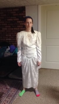 Были бы глаза повыразительнее, как у бабушки, сидело бы лучше. И да, дедушкины носки - лишнее.