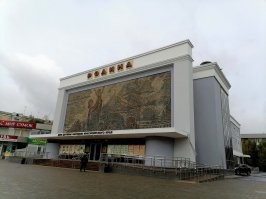 Кобытев Евгений Степанович (1910-1973) - живописец, график, монументалист, педагог, участник Великой Отечественной войны, узник фашистского концлагеря «Хорольская яма». Очень хороший и уважаемый человек. Любопытный факт - Евгений Степанович – автор мозаики, украшающей фасад здания Красноярского кинотеатра «Родина». Когда кинотеатр решили снести, фасадную стену сохранили и пристроили к ней новое здание. Теперь там Дом дружбы народов Красноярского края.