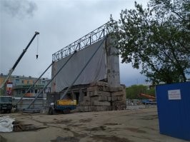 Кобытев Евгений Степанович (1910-1973) - живописец, график, монументалист, педагог, участник Великой Отечественной войны, узник фашистского концлагеря «Хорольская яма». Очень хороший и уважаемый человек. Любопытный факт - Евгений Степанович – автор мозаики, украшающей фасад здания Красноярского кинотеатра «Родина». Когда кинотеатр решили снести, фасадную стену сохранили и пристроили к ней новое здание. Теперь там Дом дружбы народов Красноярского края.