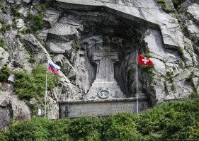 Швейцария, Сен Готард, Чёртов мост. Памятник А.В. Суворову и его чудо-богатырям 
Какую-то часть территории возле памятника Швейцария подарила России...
