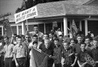 У как толерантно. "Школьники протестуют". А почему не написано против чего?...




Надпись на плакате: "Мы хотим белую школу". Добрые самаритяне голосуют против отмены сегрегации чёрных и цветных.
А это вторая половина 20-го века. В СССР, между прочим, в этом году Гагарин в космос полетел...