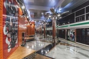 Ну отчего, и сейчас они работают. Таких станций в Ленинградском метро построили 10 штук еще в 60х годах. Решающим фактором для их строительства было то, что стоимость строительства была дешевле, да и скорость строительства была выше чем у обычных. Но вот в эксплуатации они оказались дороже, плюс к этому снизилась скорость пассажиропотока-при остановке поезда приходится точно совмещать двери поезда с дверями станции, что приводит к увеличению времени стоянки, и, как следствие, увеличению интервалов движения поездов, ну и под эти станции пришлось конструировать новые поезда с заданным под них интервалом между дверьми вагона. В итоге последняя такая станция была построена в 1972 году, дальше Ленинградский метрополитен перешел на строительство односводчатых станций. Но сейчас к некоему подобию "горизонтального лифта" снова похоже возвращаются-две новых станции "Беговая" и "Зенит" построены в подобном стиле.