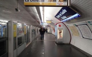 В Париже на многих станциях вот такую систему установили . Пока поезд не подъедет двери не открываются. Было бы полезно если бы везде так. Никто бы не падал и никого бы не толкали на пути