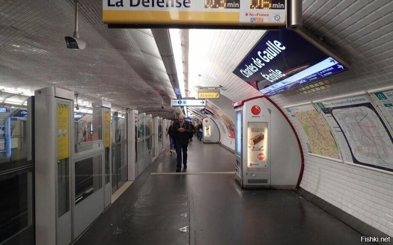 В Париже на многих станциях вот такую систему установили . Пока поезд не подъедет двери не открываются. Было бы полезно если бы везде так. Никто бы не падал и никого бы не толкали на пути