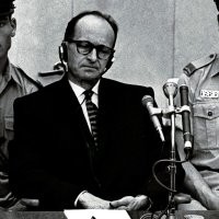 на линии от левого черного плеча, через микрофоны, над карманом....показалось